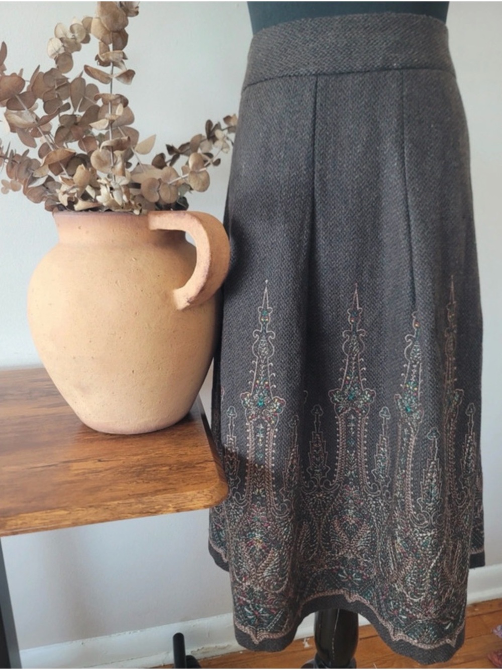 LOFT Chocolate Brown Embroidered A-Line Skirt
Wool Blend Size US4